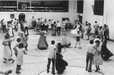 1980年6月，来自许多国家的广场舞者在科斯特大厅的体育馆地板上跳舞
